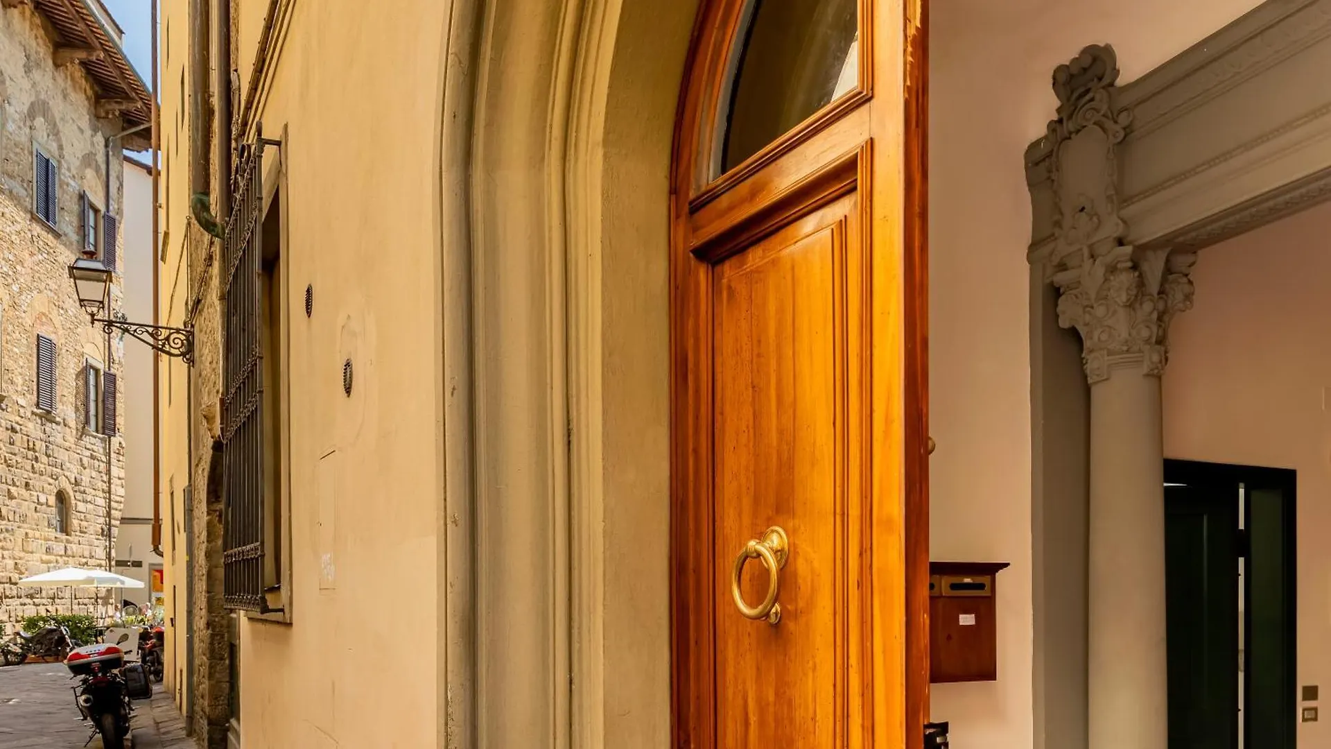 Santa Croce Exclusive contacts